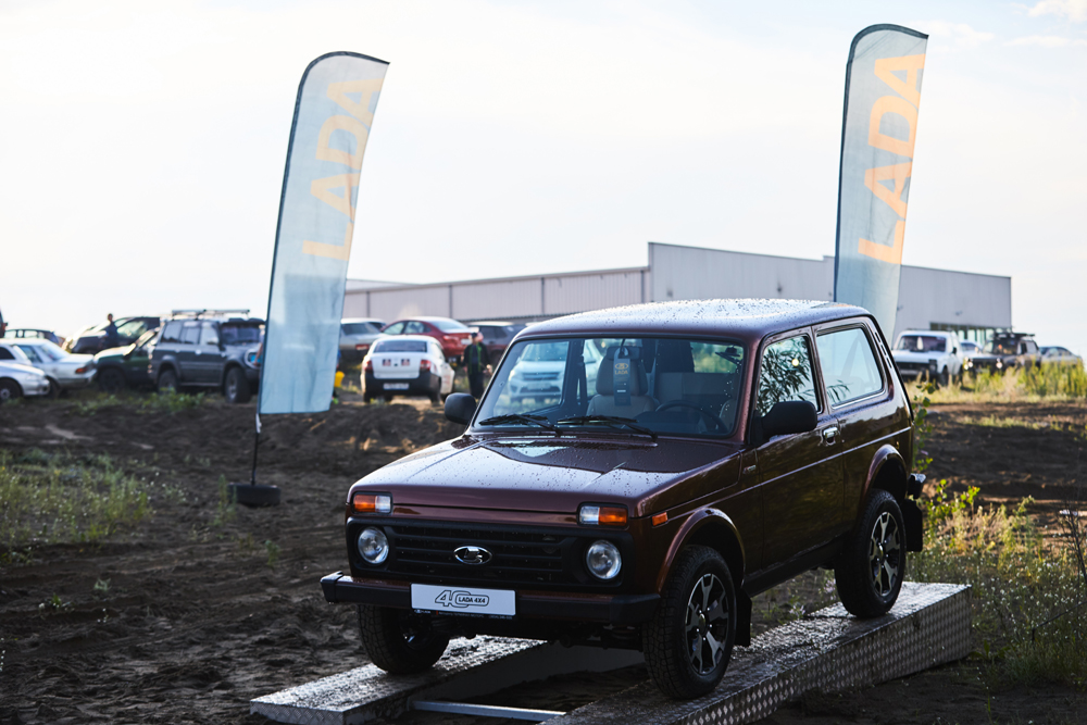 В Бийске отметили 40-летний юбилей легендарного внедорожника LADA 4Х4