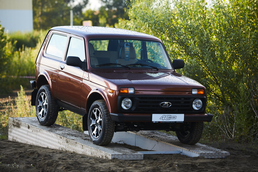 В Бийске отметили 40-летний юбилей легендарного внедорожника LADA 4Х4