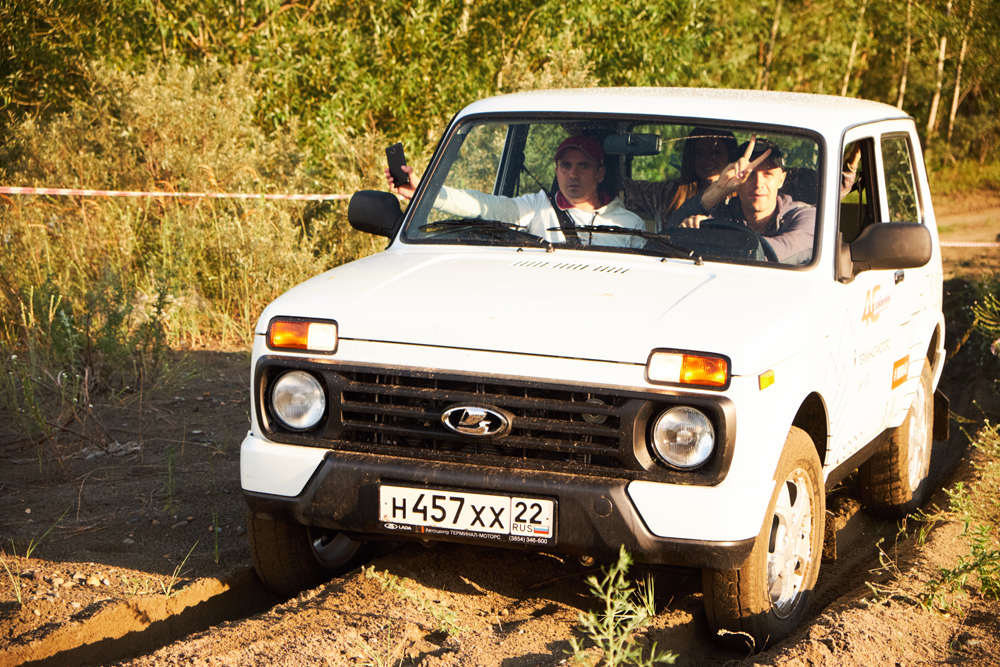 В Бийске отметили 40-летний юбилей легендарного внедорожника LADA 4Х4