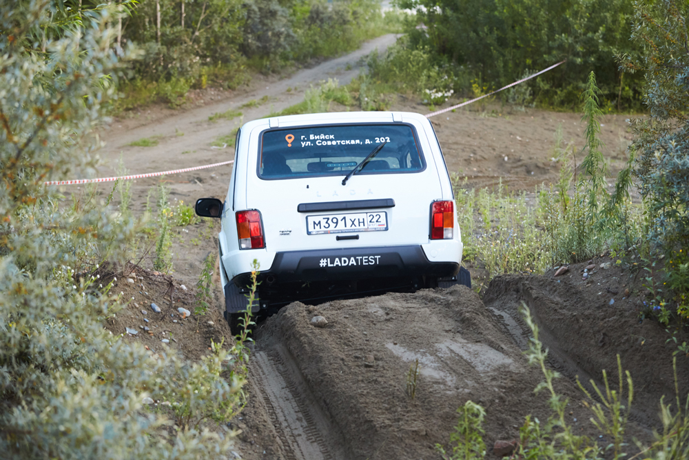 В Бийске отметили 40-летний юбилей легендарного внедорожника LADA 4Х4
