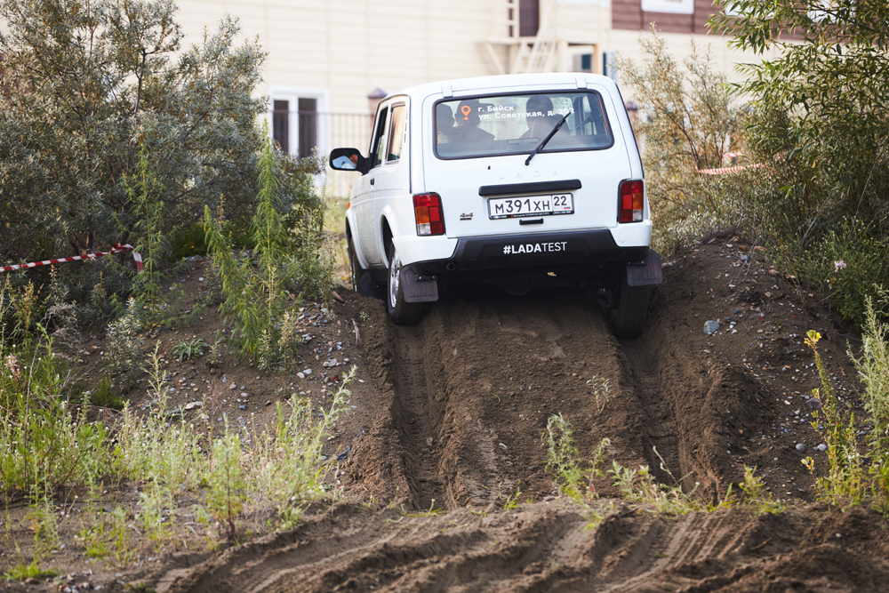 В Бийске отметили 40-летний юбилей легендарного внедорожника LADA 4Х4