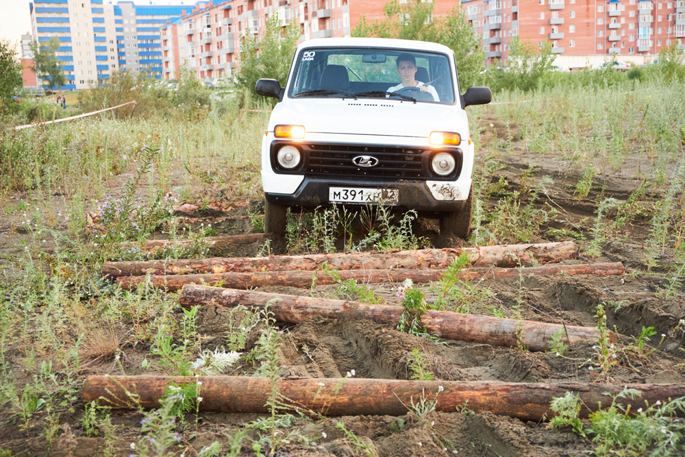 В Бийске отметили 40-летний юбилей легендарного внедорожника LADA 4Х4